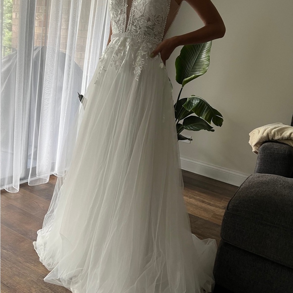 Elegant White Lace Wedding Dress